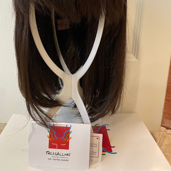 Synthetic Wig, mid lengths with band. - Picture 2 of 3